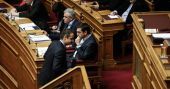 Πολυνομοσχέδιο: Σε θέση μάχης τα κόμματα για απεργίες, επιδόματα, πλειστηριασμούς