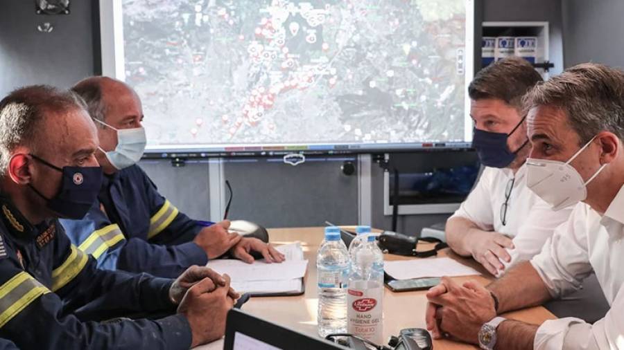 Στο Κέντρο Επιχειρήσεων της Πυροσβεστικής ο Μητσοτάκης