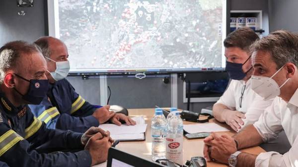 Στο Κέντρο Επιχειρήσεων της Πυροσβεστικής ο Μητσοτάκης