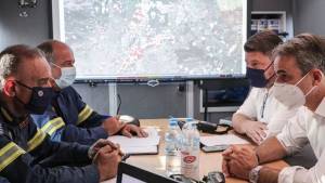 Στο Κέντρο Επιχειρήσεων της Πυροσβεστικής ο Μητσοτάκης