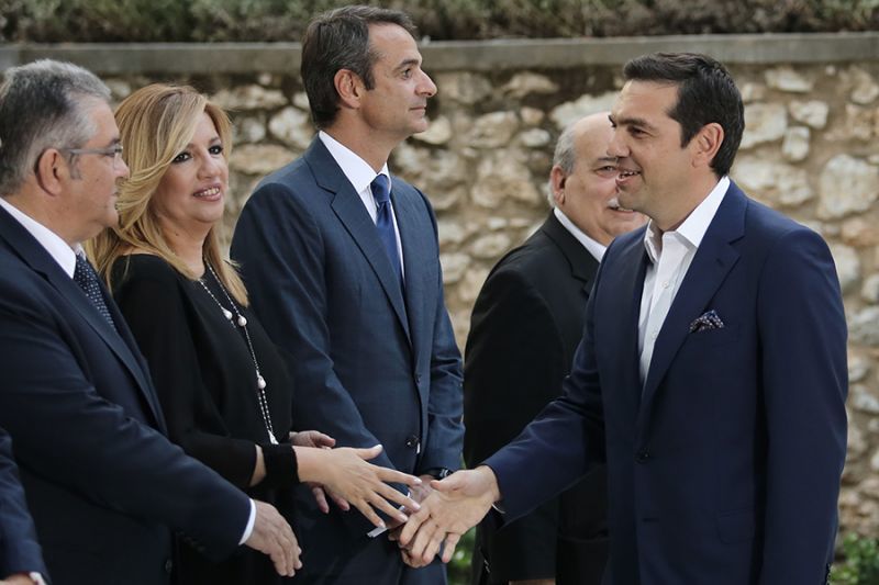 Σκοπιανό: Ο Τσίπρας ενημερώνει τους αρχηγούς-Ψυχρό κλίμα με Μητσοτάκη, Γεννηματά