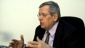 Μάνος κατά τρόικας για συμπαιγνία με την κυβέρνηση!