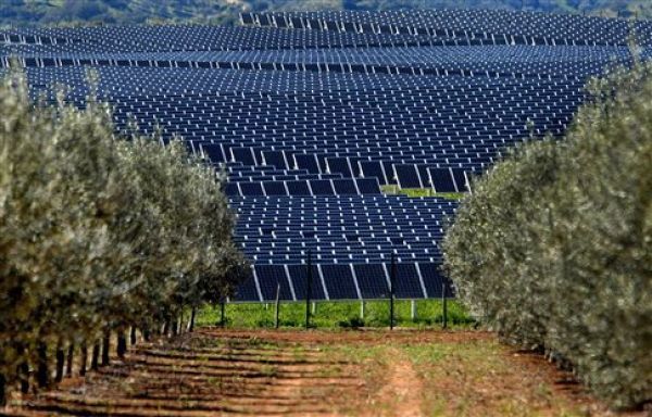 "Όχι" Παπακωσταντίνου στην τροπολογία για φωτοβολταϊκά στην Πεντέλη
