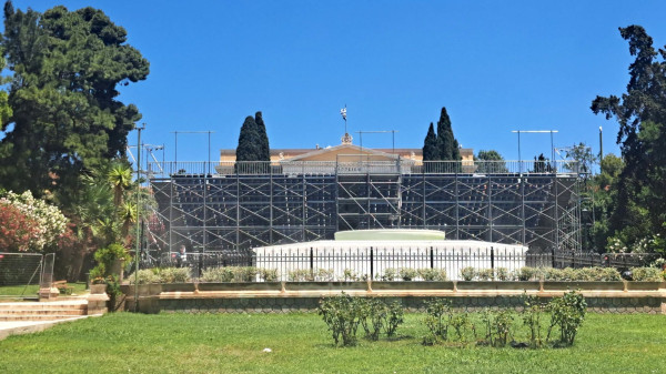 «Ξηλώνεται» το αμφιθέατρο που στήθηκε στο Ζάππειο μετά τις αντιδράσεις