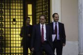 Mail πάνε κι έρχονται αλλά το χάσμα παραμένει