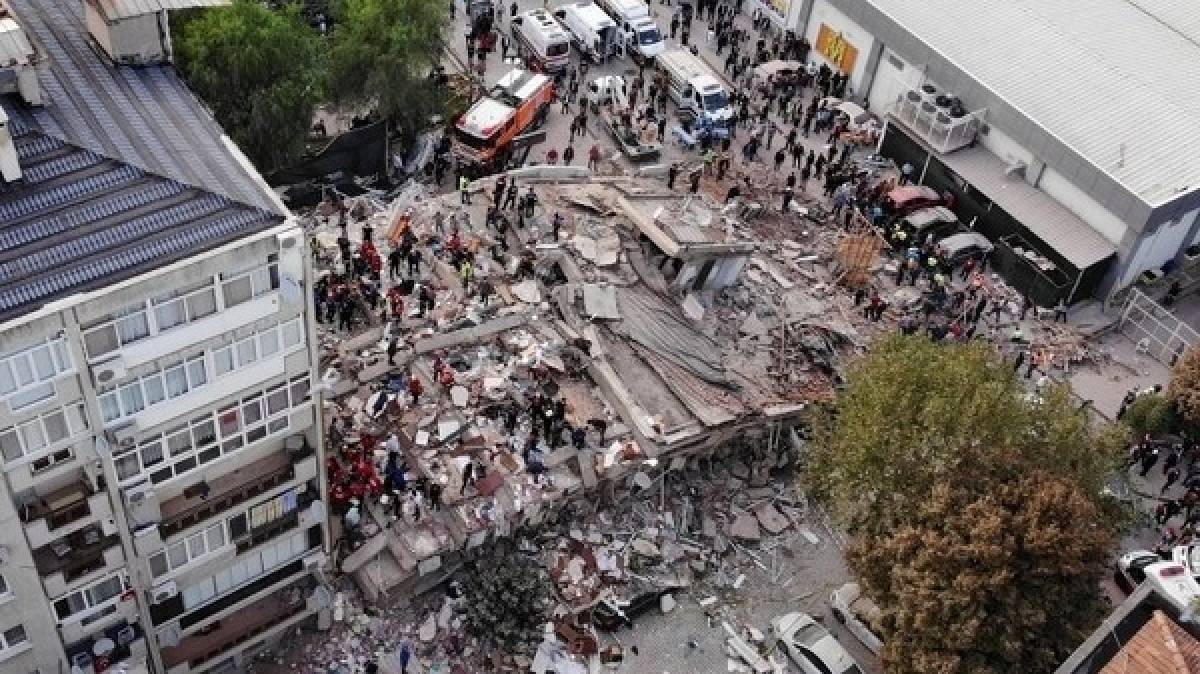 Σμύρνη: Συνεχίζονται οι επιχειρήσεις διάσωσης-Τουλάχιστον 25 νεκροί