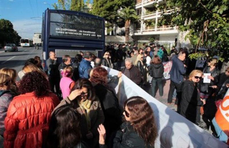 Ένταση έξω από το υπουργείο Διοικητικής Μεταρρύθμισης