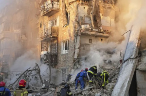 Ρωσικό σφυροκόπημα στο Κίεβο με τουλάχιστον 10 νεκρούς – Χτυπήθηκε το κτήριο της αντιπροσωπείας της ΕΕ