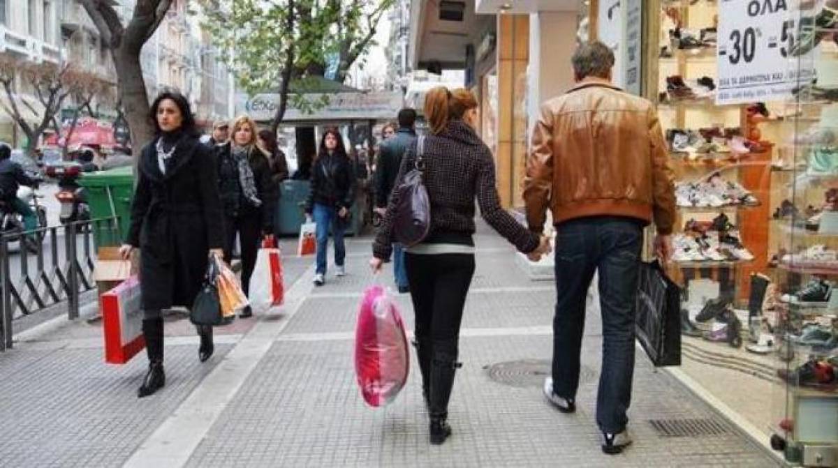 Ελλείψεις, πληθωρισμός και ψυχολογία «φρενάρουν» την εορταστική αγορά