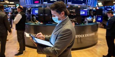 Κατοχυρώνουν τα κέρδη τους οι επενδυτές στη Wall Street