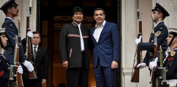 Ο Τσίπρας υποδεχόταν τον Μοράλες αλλά σκεφτόταν τον Μαδούρο…