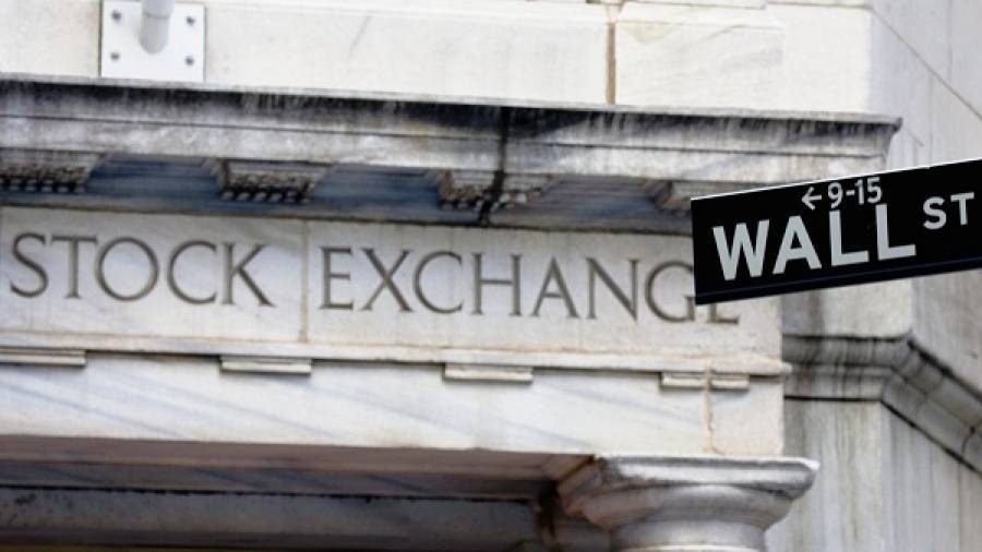 Wall Street: Σε κλοιό ρευστοποιήσεων με το «βλέμμα» στα ομόλογα