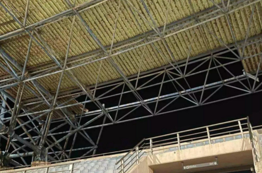 Λουκέτο στο Παγκρήτιο- Έφυγε κομμάτι από το στέγαστρο
