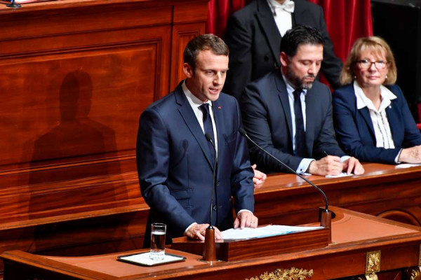 Αντιμέτωπος με δύο προτάσεις μομφής ο Μακρόν