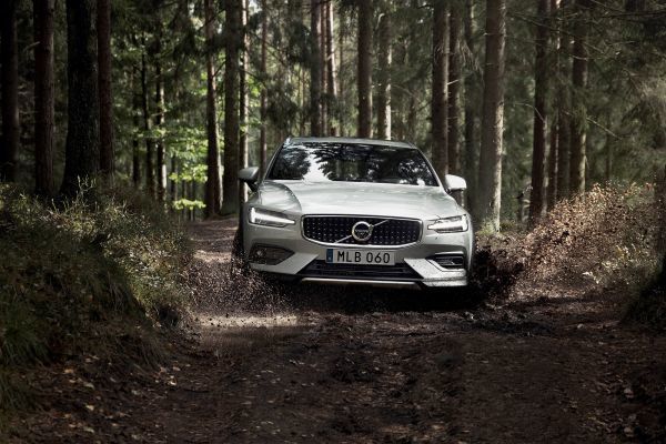 Το νέο V60 Cross Country προσεδαφίστηκε στην ελληνική αγορά