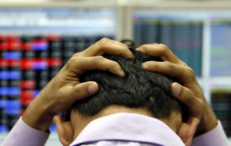 Φήμες για χρεοκοπία και υποβάθμιση από Fitch, τα έντοκα του Ιουλίου, η απογείωση του spread και η απαγόρευση του short selling γκρεμίζουν το Χ.Α.