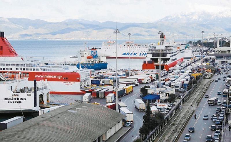 Πάτρα: Μεγάλη επιχείρηση εκκένωσης του λιμανιού από την αστυνομία
