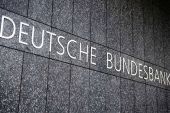 Bundesbank: Τα χαμηλά επιτόκια επιτείνουν τον οικονομικό κίνδυνο