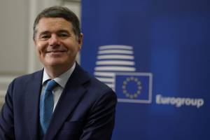 Εύσημα, αλλά και απαιτήσεις του Eurogroup από την Ελλάδα