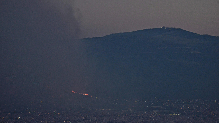 Μαίνονται οι φωτιές σε Πάρνηθα, Φυλή, Αλεξανδρούπολη-Eκρήξεις και εκκενώσεις