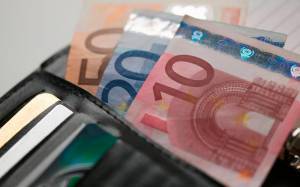 Κατά 2,7% μειώθηκε το εισόδημα των νοικοκυριών το 2020
