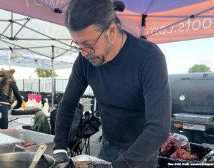 O Dave Grohl μαγείρεψε για 450 αστέγους λίγο πριν χτυπήσει χιονοθύελλα το Λος Άντζελες