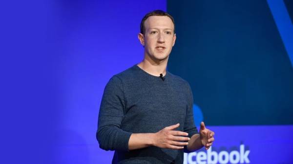 Facebook: Μέτοχοι ζητούν να αποχωρήσει ο Ζούκερμπεργκ