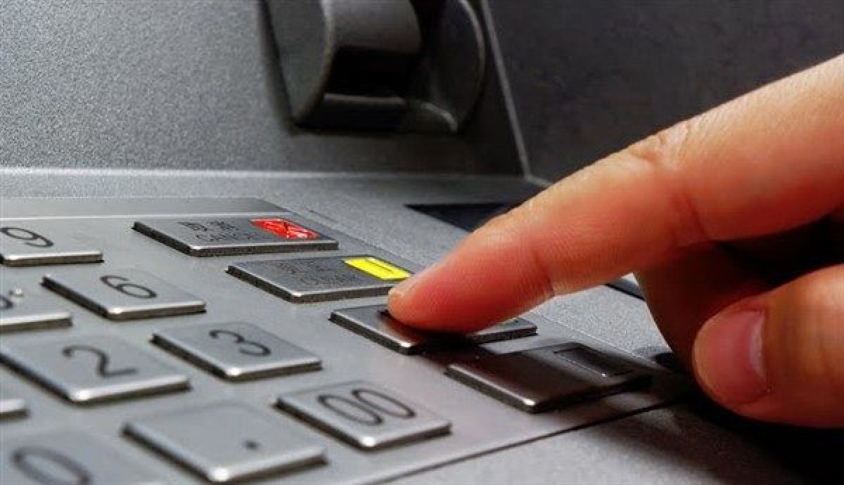 Τράπεζες: Μειώνονται οι προμήθειες στα ΑΤΜ μετά τα πρόστιμα
