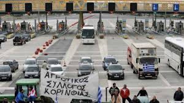 Σκληραίνουν τα αγροτικά μπλόκα: Κλειστή επ’αόριστον η εθνική οδός Τρίπολης-Κορίνθου