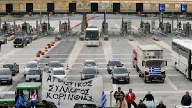 Σκληραίνουν τα αγροτικά μπλόκα: Κλειστή επ’αόριστον η εθνική οδός Τρίπολης-Κορίνθου