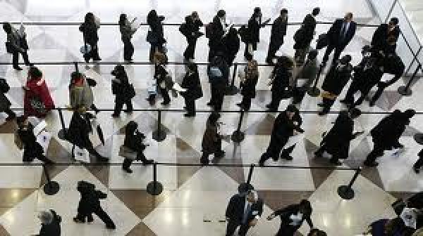 Έναρξη αποκλιμάκωσης της ανεργίας από εφέτος "βλέπει" η ΤτΕ- Τεράστιο το κόστος της ύφεσης