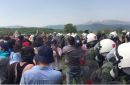 Προσφυγικό: Νέα επεισόδια στην Ειδομένη-Προσπάθησαν να ρίξουν τον φράχτη (βίντεο)