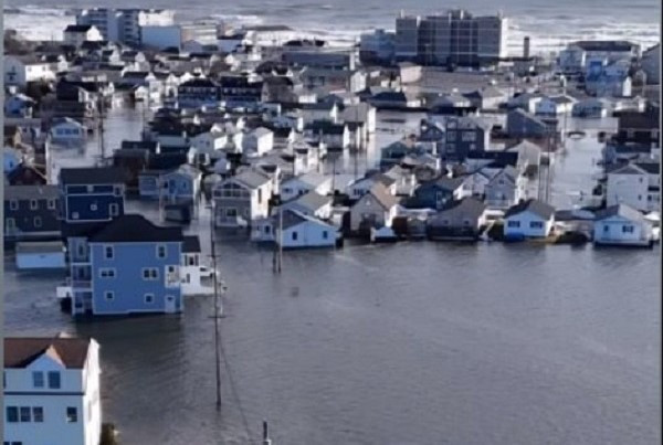 Πλημμύρες ρεκόρ στις ΗΠΑ: Το νερό έφτασε τα 4 μέτρα