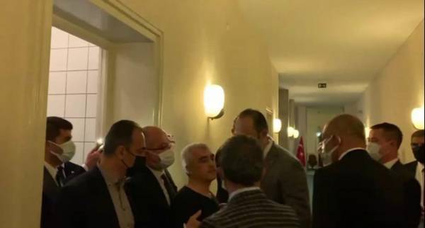 Ελεύθερος ο Γκεργκερλίογλου μετά τη σύλληψή του στην τουρκική βουλή