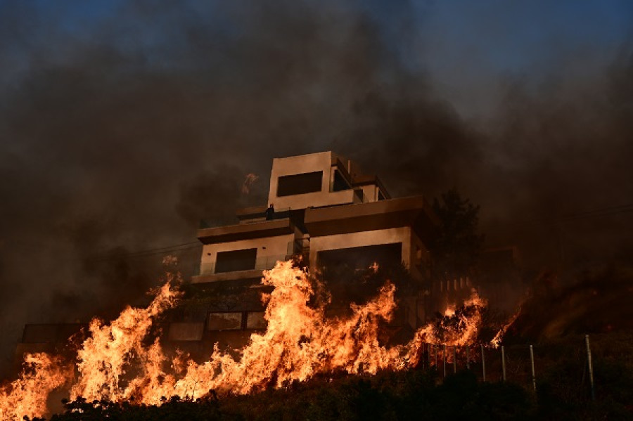 Πυρκαγιές: Μηνιαία επιδότηση προσωρινής στέγασης έως €500 στους πληγέντες