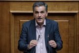 Τσακαλώτος: Η κυβέρνηση έχει βάλει την οικονομία σε ελεύθερη πτώση