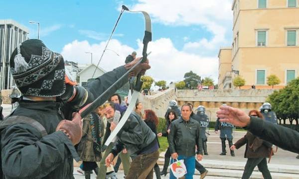 «Τοξοβόλος του Συντάγματος»: Ασύλληπτα μέλη και γιάφκες αναζητά η ΕΛ.ΑΣ