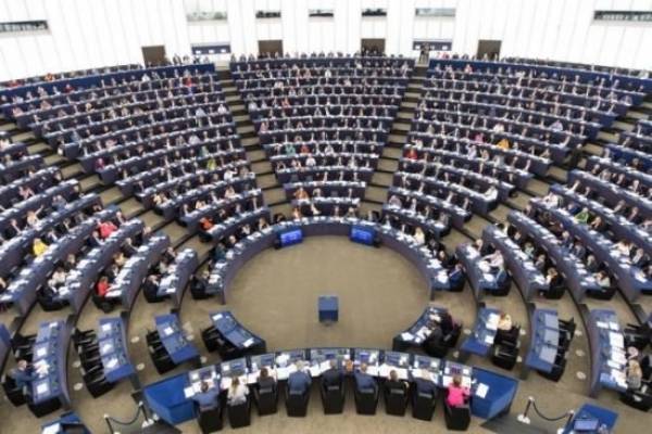 Ευρωκοινοβούλιο: Απαράδεκτο να μειωθεί ο μακροπρόθεσμος προϋπολογισμός