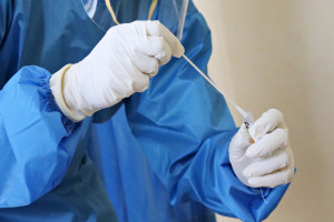 Σε έξαρση ο κορωνοϊός, κορύφωση σε τρεις εβδομάδες