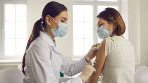 ΕΚΠΑ: Ο εμβολιασμός δεν επιδρά δυσμενώς στην εξωσωματική γονιμοποίηση