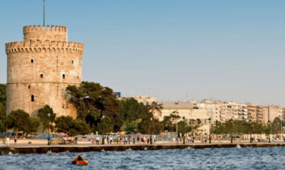 Σοκ στη Θεσσαλονίκη: Άνδρας έπεσε από τον Λευκό Πύργο