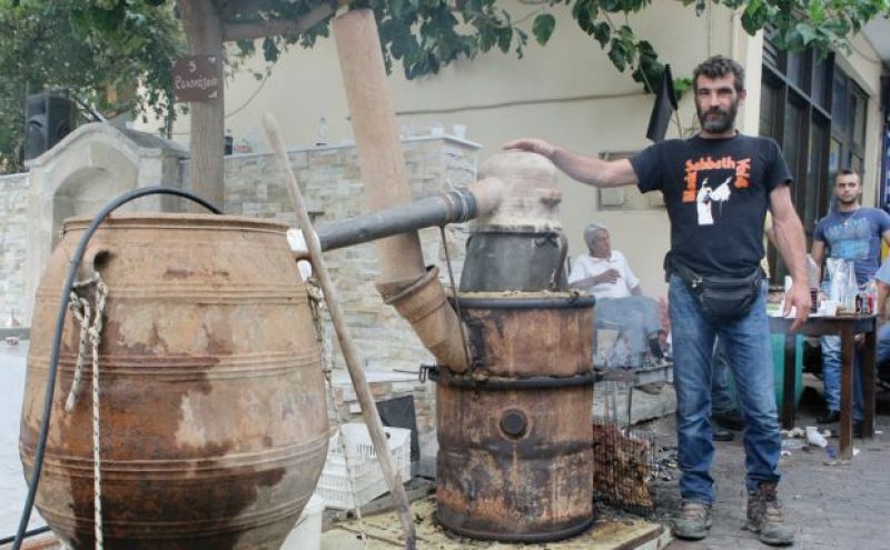 "Βράζουν" οι καζανάρηδες με τις φήμες για αυξήσεις φόρων στο χύμα τσίπουρο