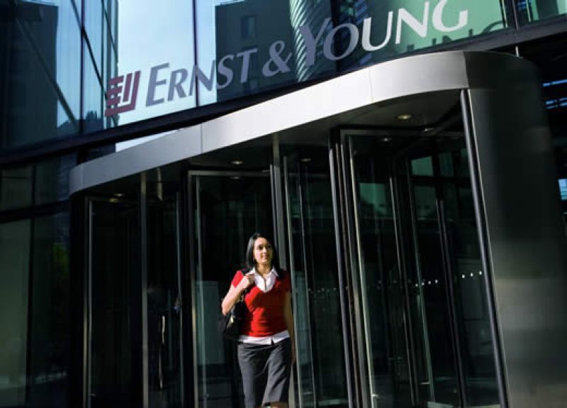 Ernst &amp; Young: Ύφεση 4,3% και ανεργία 28% για την Ελλάδα το 2013
