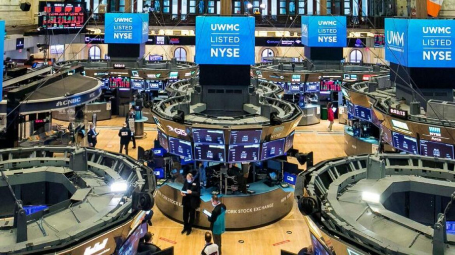 «Πρασινίζουν» οι δείκτες της Wall Street μετά τα μάκρο
