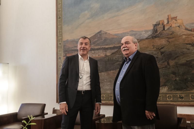 Θεοδωράκης: Πολιτική και όχι δικαστική λύση για τα κανάλια