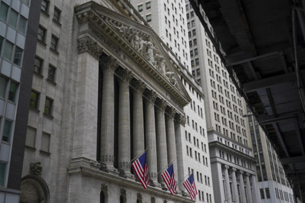 Στο «κόκκινο» παραμένει η Wall Street