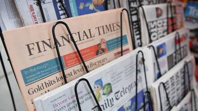 Ο επικεφαλής των Financial Times επιστρέφει ποσοστό του μισθού του