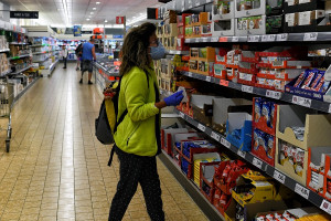 Έρευνα EY: Οι καταναλωτές παγκοσμίως αποθαρρύνονται από την οικονομική αβεβαιότητα