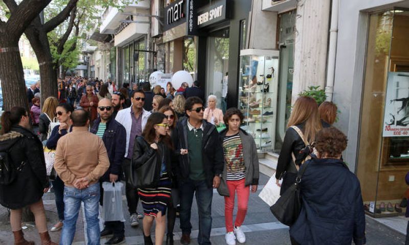 Σε ισχύ το εορταστικό ωράριο: Ανοιχτά την Κυριακή τα καταστήματα