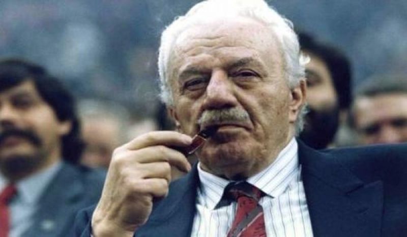 Στα… μαχαίρια «Ριζοσπάστης» και «Εφημερίδα των Συντακτών» για τον Χ.Φλωράκη
